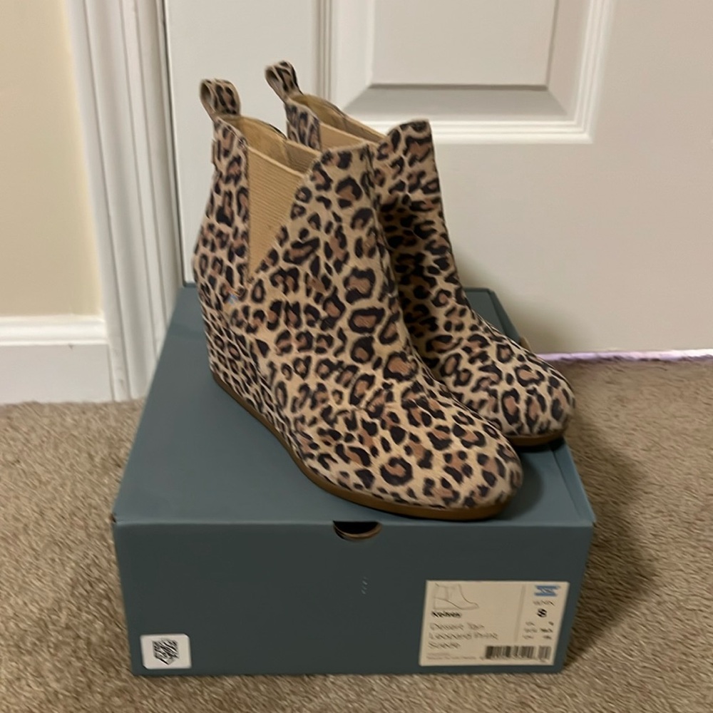 Tom’s Kelsey desert tan leopard print suede 8 EUC